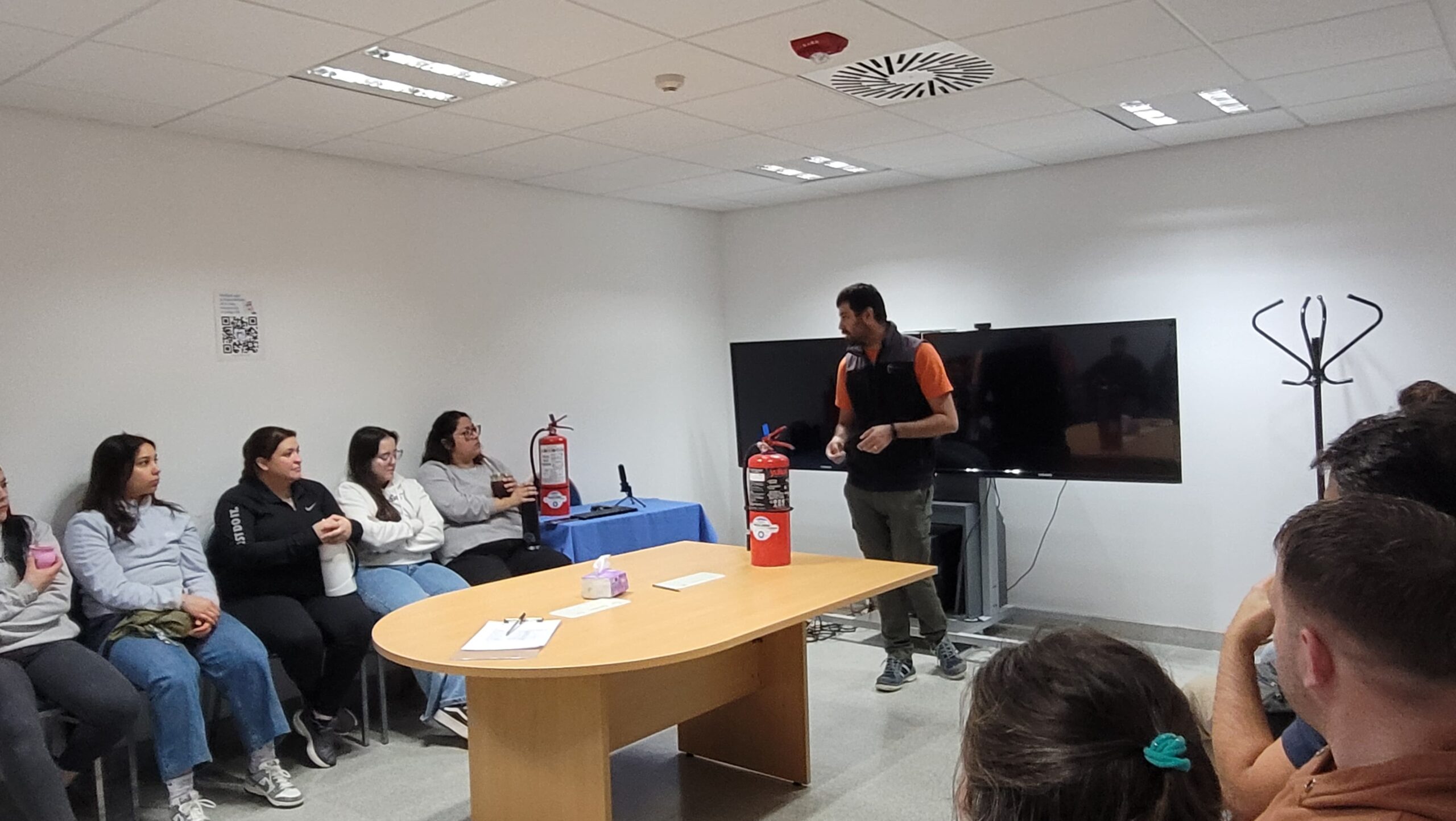 CAPACITACIÓN EN SEGURIDAD: SIMULACRO DE EVACUACIÓN Y PRÁCTICA CON EXTINTORES EN CEMNPA